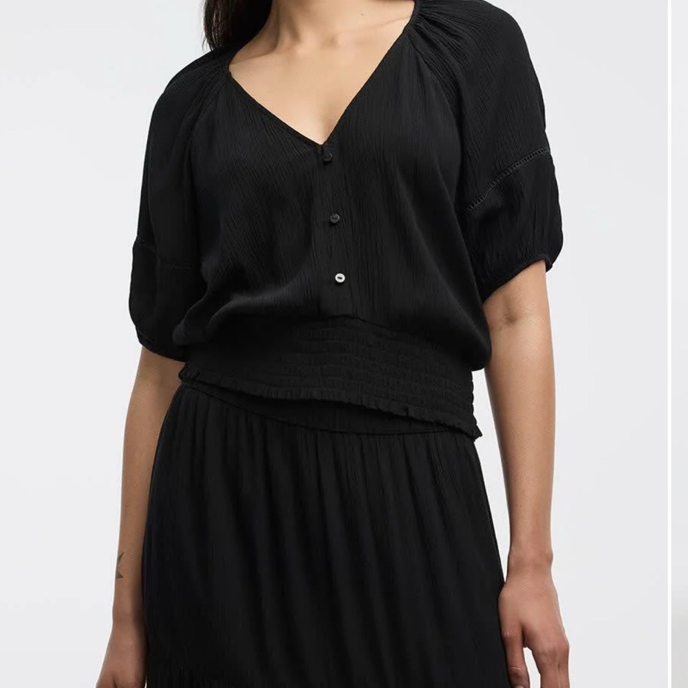 Short-Puffy-Sleeve Top with V Neckline